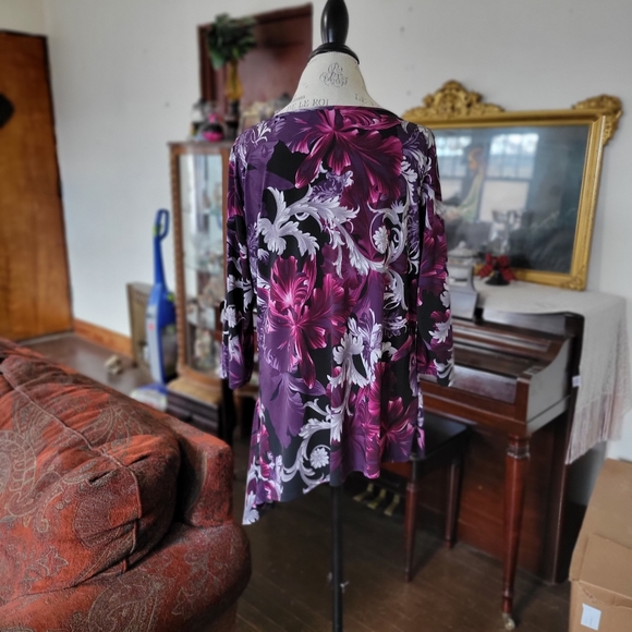 Beautiful  asymmetric women's top - Picture 3 of 4